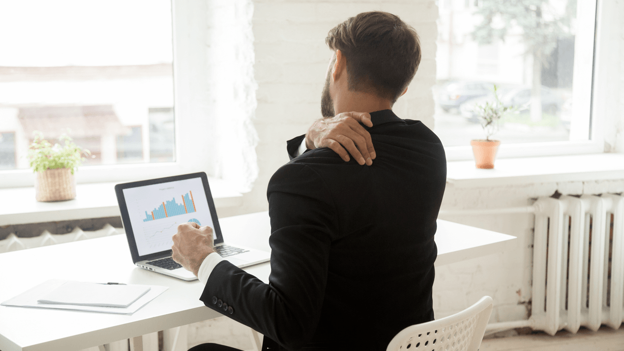 Rückenschmerzen der sitzenden Arbeit am Computer
