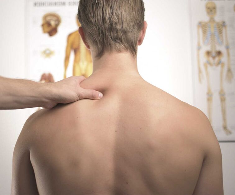 Diagnostische Untersuchung eines Patienten mit zervikaler Osteochondrose zur Festlegung eines Behandlungsplans.