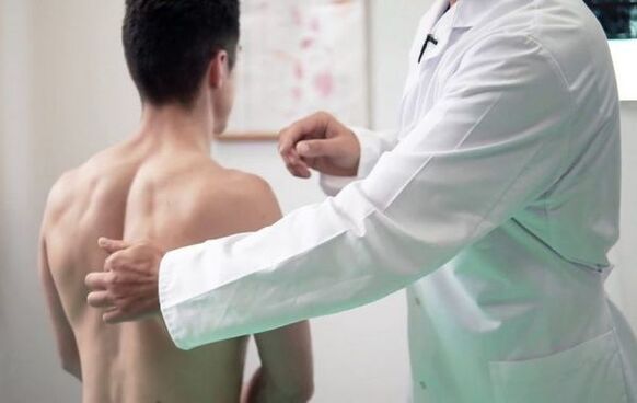 Diagnose von Schmerzen zwischen den Schulterblättern