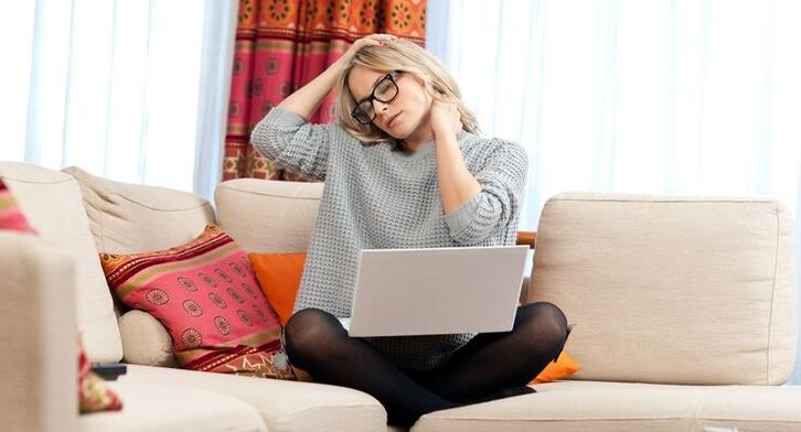 Ein Müdigkeitsgefühl im Nacken deutet oft auf eine zervikale Osteochondrose hin. 