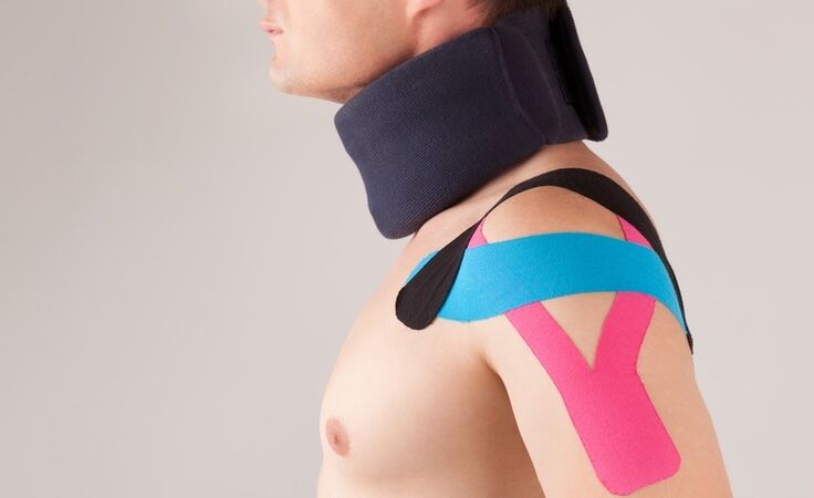 Während der akuten Phase der zervikalen Osteochondrose sollte ein spezielles Halsband getragen werden. 